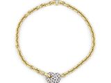 un bracelet en or orné d'un pendentif en forme de cœur serti d'un diamant