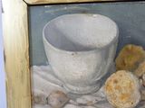 une peinture représentant un bol et quelques coquillages posés sur une table