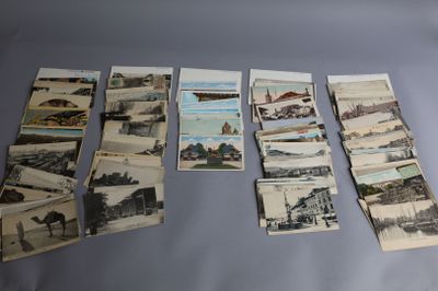 un grand nombre de cartes postales anciennes qui se trouvent sur la table