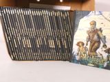 beaucoup de livres dans une boîte sur la table