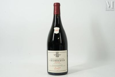 une bouteille de vin posée sur une table
