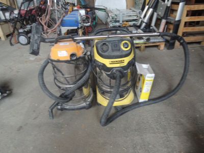 un aspirateur jaune et noir et un bidon jaune et noir