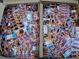 une boîte remplie de cartes posée par terre