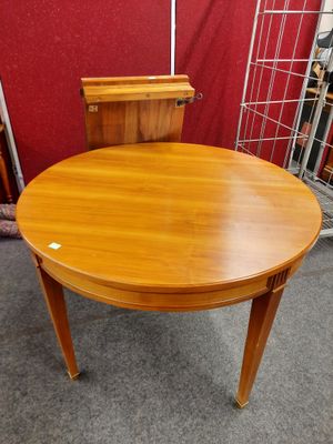 une photo d'une table en bois sur laquelle est posée une bibliothèque