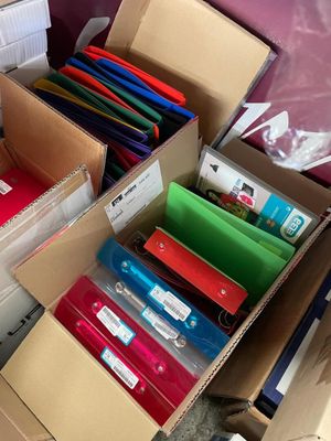 de nombreuses boîtes de fournitures de bureau posées par terre