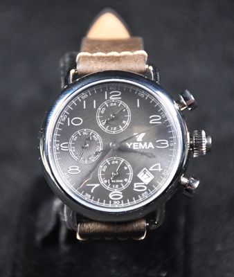 gros plan d'une montre sur une surface noire