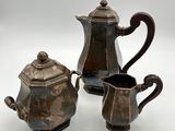 trois pièces d'argenterie ancienne posées sur un fond blanc