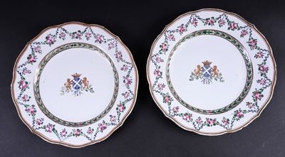 deux assiettes ornées de motifs floraux, posées sur une surface noire