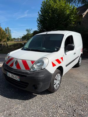 La camionnette est garée sur le bord de la route, sur le parking.