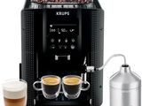 Une machine à café Krups avec deux tasses de café à côté d'un moulin à café