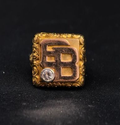 une image représentant une bague en or sertie de diamants, sur laquelle figure la lettre « b »