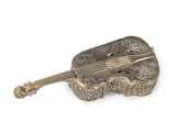 une broche antique en forme de violon en argent sur fond blanc