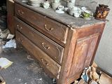 une commode sur laquelle sont posés de nombreux plats