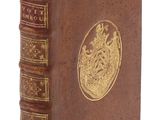 un vieux livre orné d'un sceau doré sur la couverture