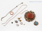 une photo d'une collection de bijoux posés sur une surface blanche