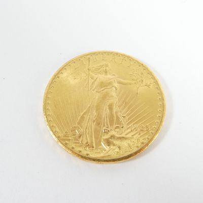 gros plan d'une pièce d'or sur une surface blanche