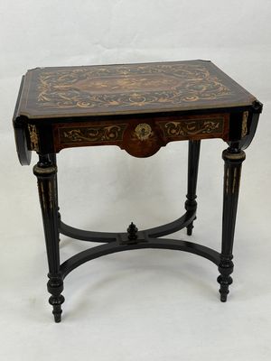 l'image d'une petite table surmontée d'un tiroir
