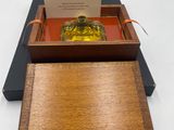 une boîte en bois contenant une bouteille en verre et une carte de visite