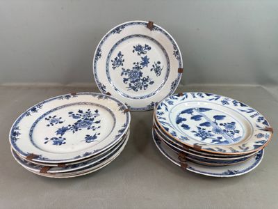 quatre assiettes bleues et blanches ornées de fleurs, posées sur une table