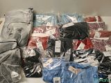 de nombreux sacs de vêtements posés les uns à côté des autres sur une étagère