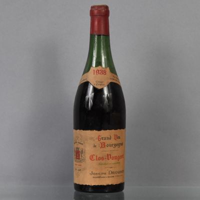 une bouteille de vin posée sur une table