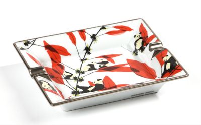 un bol rouge et blanc orné de fleurs noires et blanches