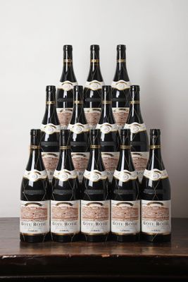 plusieurs bouteilles de vin posées sur une table en bois