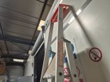 une échelle appuyée contre un mur dans un garage