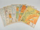 six cartes du monde sont disposées sur une table