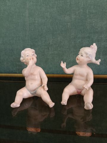 CAPODIMONTE Italy - Cesare VILLARI. Paire de Chérubins en porcela...