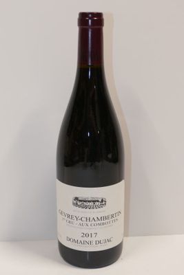 une bouteille de vin posée sur une table