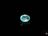 gros plan d'un diamant vert sur une surface noire