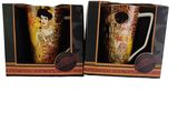 deux tasses à café présentées dans un coffret orné de l'image d'une femme