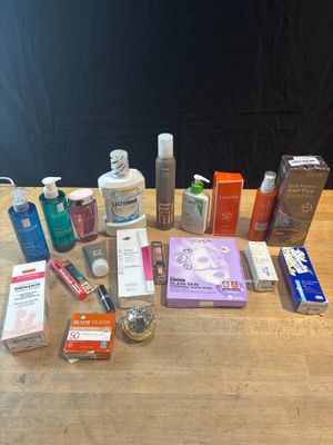 de nombreux types de produits de soins de la peau disposés sur une table