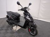un scooter garé dans une pièce
