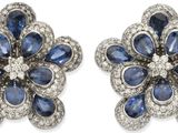 une paire de boucles d'oreilles en saphir et diamant