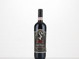une bouteille de vin rouge posée sur une table