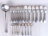 beaucoup de cuillères en argent et de cuillères à soupe sur une table