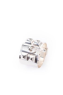gros plan d'une bague en argent sur fond blanc