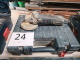 un grand nombre d'outils posés sur une table