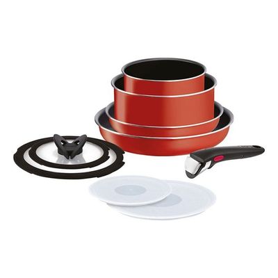 une image représentant un ensemble de casseroles et de poêles sur fond blanc