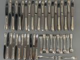 beaucoup de cuillères et de couteaux en argent sur la table
