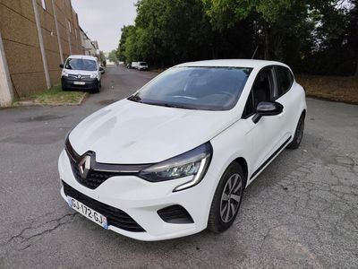 la voiture blanche est garée sur le côté de la route