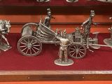 de nombreuses figurines en argent exposées dans une vitrine