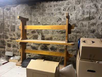 Paire de bancelles en bois naturel. On y joint une table ave…