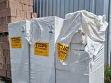 beaucoup de cartons emballés dans du plastique