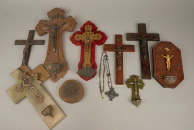 de nombreuses croix et autres objets religieux posés sur la table