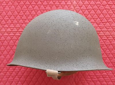 un gros plan d'un casque sur fond rouge