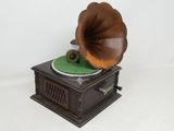 un vieux gramophone surmonté d'un couvercle vert