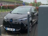 une voiture branchée sur une borne de recharge électrique